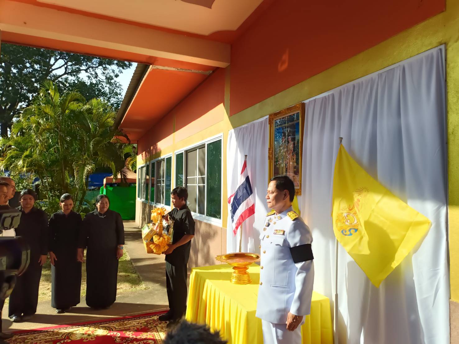 title - พระบาทสมเด็จพระเจ้าอยู่หัว พระราชทานน้ำหลวงอาบศพ และพวงมาลาพระราชทาน ไปวางที่หน้าหีบศพ พลทหารทิวตะวัน พลเยี่ยม วีรบุรุษผู้ปกป้องอธิปไตยชาติ